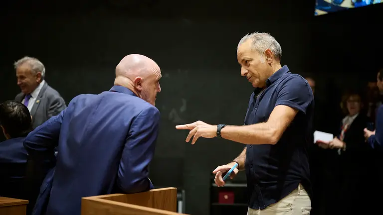 El parlamentario de UPN, Juan Luis Sánchez de Muniain, junto a Javier Esparza, minutos antes de comenzar el Pleno del Parlamento. PABLO LASAOSA.