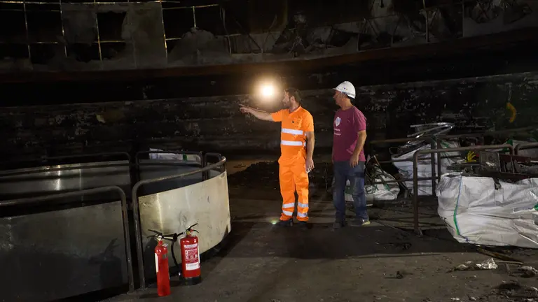 Estado del Planetario de Pamplona tras el incendio del pasado mes de enero y en cuyo interior han comenzado las tareas de desescombro en la Sala Tornamira, la más afectada por el fuego. IÑIGO ALZUGARAY