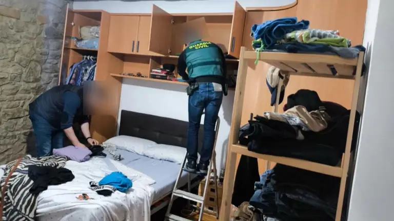 Imagen del registro en el domicilio de uno de los investigados. GUARDIA CIVIL