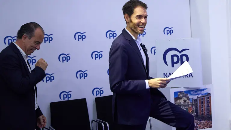 Los populares Sergio Sayas y Carlos García Adanero ofrecen una rueda de prensa para valorar la actualidad política. IÑIGO ALZUGARAY