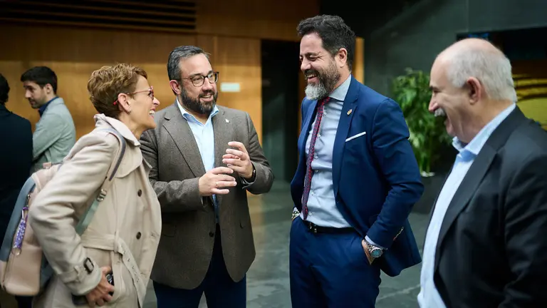 María Chivite, Javier Remírez, Ramón Alzórriz y José Mari Aierdi en el Parlamento. PABLO LASAOSA