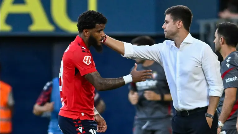 El defensa francés del Osasuna Valentin Rosier (i), consolado por su entrenador Alessio Lisci (d), abandona el campo tras ser expulsado por doble amarilla, durante el partido de la jornada 5 de LaLiga EA Sports que disputan el Villarreal y el Osasuna este sábado en el estadio de La Cerámica. EFE/ Andreu Esteban