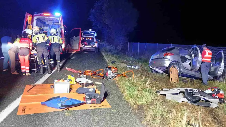 Una ambulancia de Bomberos de navarra y agentes de la policía Foral atienden en suceso. BOMBEROS