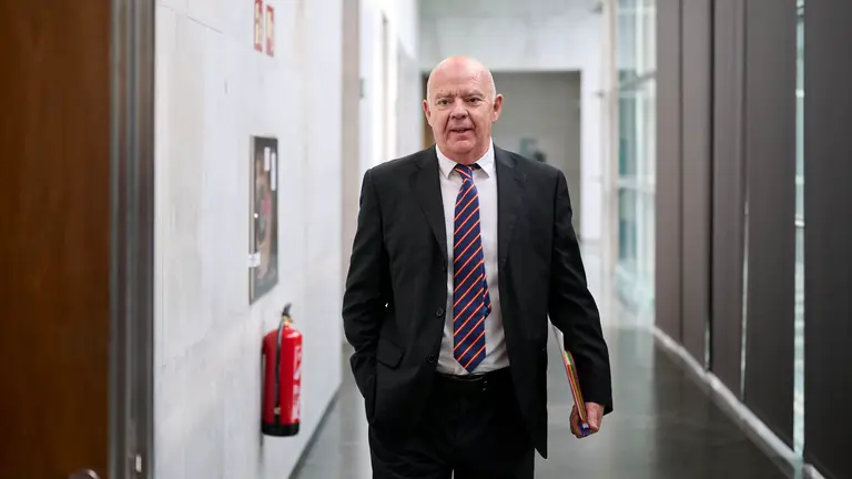 Emilio Jiménez de VOX en su llegada a la Mesa y Junta de Portavoces del Parlamento. PABLO LASAOSA