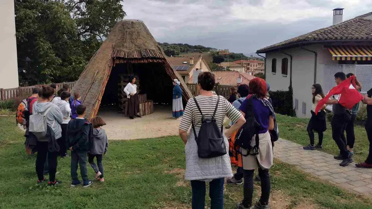 Una de las teatralizaciones del Sendero La Memoria de las mujeres en Abárzuza. TIERRAS DE IRANZU