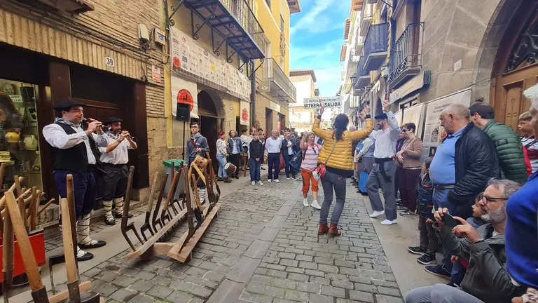 Varias personas bailando en una edición anterior de las Ferias Tradicionales de Puente la Reina. CEDIDA