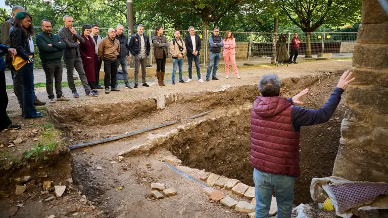 La Gerencia y la Comisión de Urbanismo del Ayuntamiento visitan la excavación arqueológica en el espacio de la llamada Torre Barbazana. PABLO LASAOSA