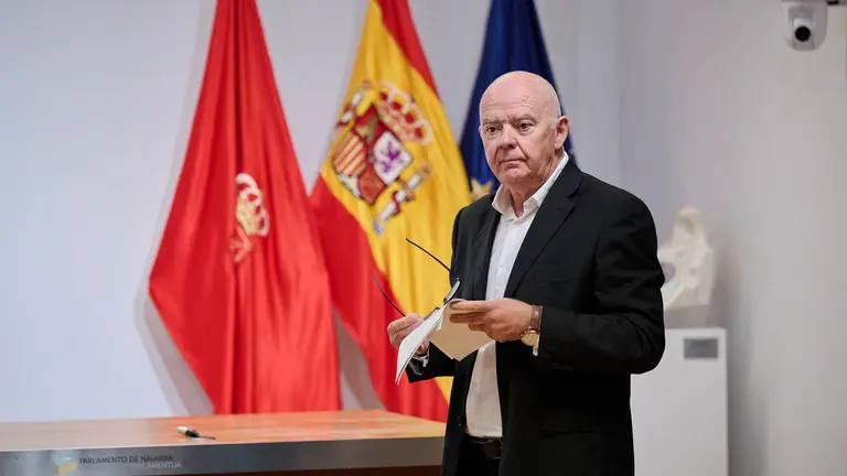 Emilio Jiménez, de VOX, durante la comisión de investigación del Parlamento de Navarra sobre adjudicaciones de obras públicas. PABLO LASAOSA