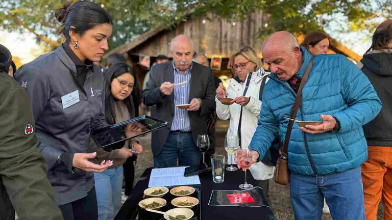 Nahia Campo, del restaurante Halconeras de Sancho IV en Funes, sirve "El silencio de la huerta". GOBIERNO DE NAVARRA