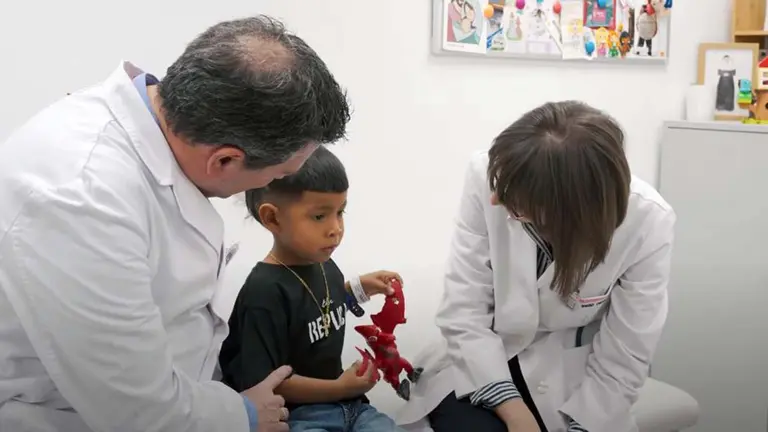 Darell, el niño de Panamá curado de cáncer cerebral con protonterapia en la Clínica Universidad de Navarra.