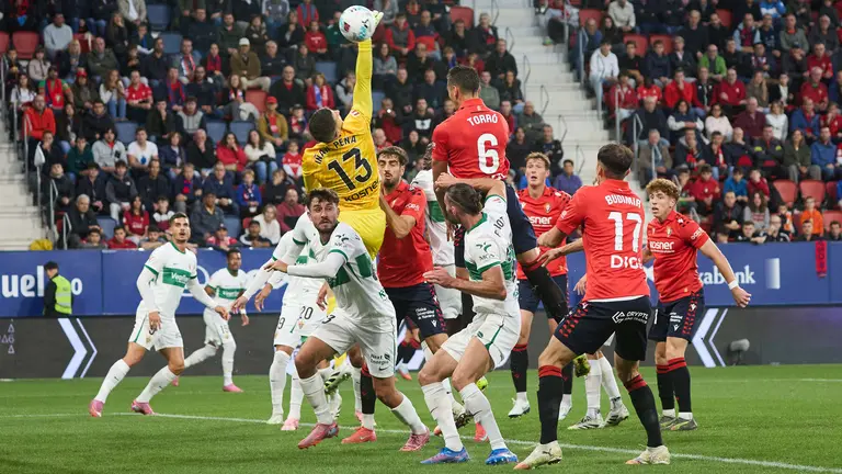 Partido de La Liga EA Sports entre CA Osasuna y Elche CF disputado en el estadio de El Sadar en Pamplona. IÑIGO ALZUGARAY