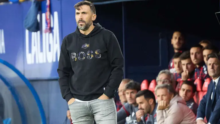 Eder Sarabia (entrenador Elche CF) durante el partido de La Liga EA Sports entre CA Osasuna y Elche CF disputado en el estadio de El Sadar en Pamplona. IÑIGO ALZUGARAY