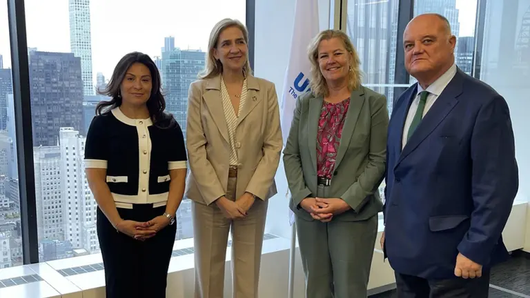 Shirin Pakfar, Responsable de Alianzas Estratégicas y Filantropía de ACNUR, S.A.R. la Infanta Doña Cristina, directora del Área Internacional de la Fundación ”la Caixa”, Kelly T. Clements, Alta Comisionada Adjunta de ACNUR, y Sergi Loughney, subdirector general de Asuntos Corporativos de la Fundación ”la Caixa”, tras la firma del acuerdo entre ambas organizaciones en la sede de las Naciones Unidas en Nueva York. ACNUR/Alexander Ponsen