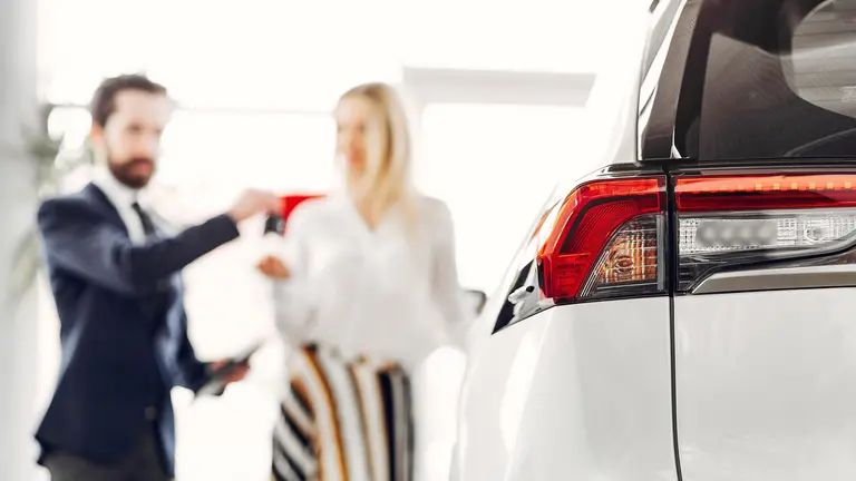 Entrega de un vehículo en un concesionario. Freepik