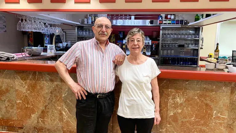 Joaquín Espatolero e Inmaculada Amatriain en el bar 1920 de Sangüesa. Navarra.com