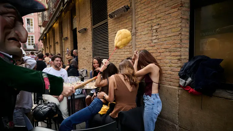 La Comparsa de Gigantes y Cabezudos de Pamplona ameniza las calles de la ciudad con motivo de San Fermín Chiquito. PABLO LASAOSA