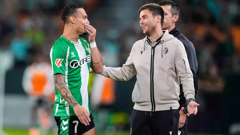 Antony habla con Alessio Lisci durante el partido Betis - Osasuna de este domingo.  Joaquin Corchero / AFP7 / Europa Press