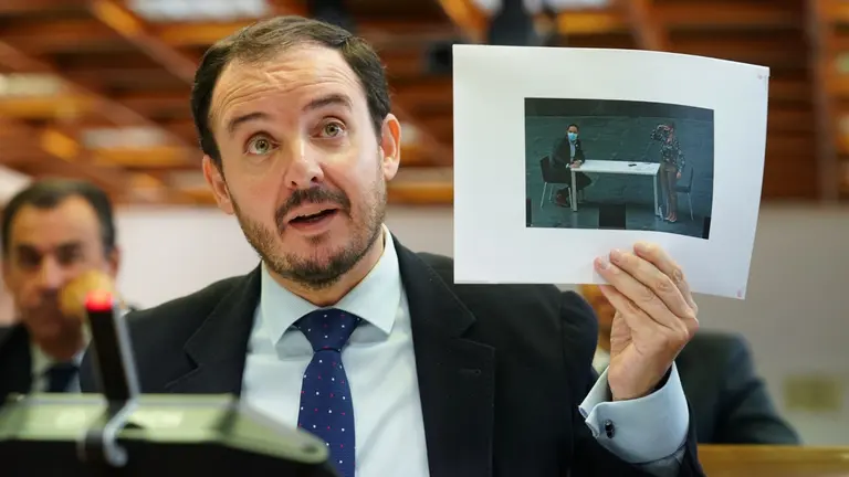 Alejo Miranda de Larra (PP) sostiene en el Senado una imagen de María Chivite y Ramón Alzórriz juntos en el Paralamento de Navarra. CEDIDA