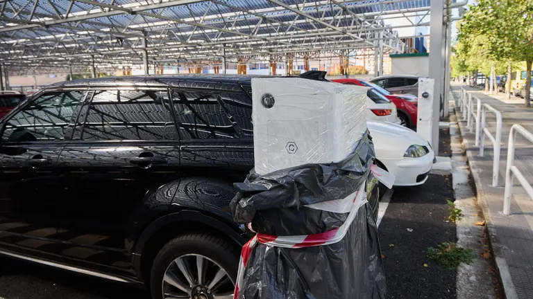 Punto de carga para coches eléctricos en el aparcamiento disuasorio junto al CPEIP Cardenal Ilundáin en el barrio de la Rochapea de Pamplona. NAVARRA.COM