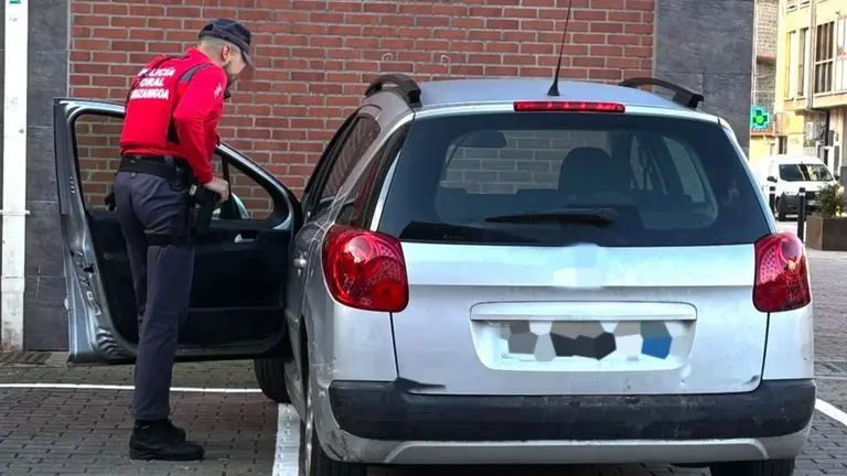 Un agente de la Policía Foral atiende al conductor. POLICÍA FORAL