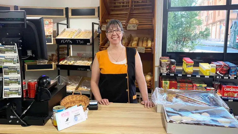 Nieves Induráin baztán en su tienda de alimentación en la calle Mayor de Tafalla. Navarra.com