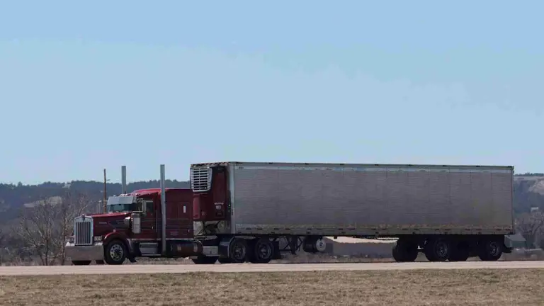 Semirremolque similar a los de la estafa. PRESTON LARIMER / UNSPLASH