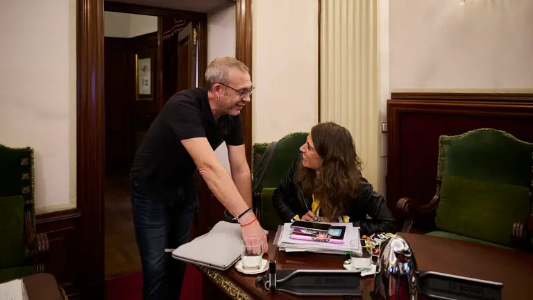 Los concejales, Endika Alonso y Maider Beloki, minutos antes de comenzar el pleno del Ayuntamiento de Pamplona. PABLO LASAOSA