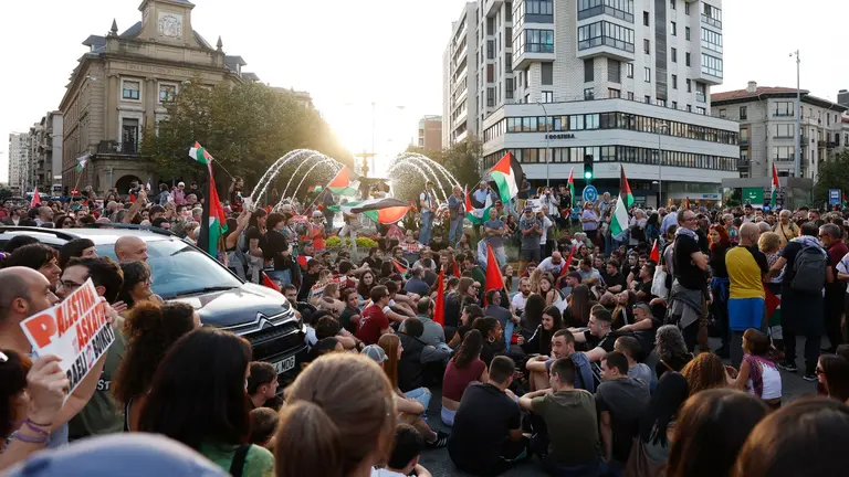 Una multitud ha cortado el tráfico en la rotonda de Merindades frente a la Delegación del Gobierno en Navarra en contra de la detención por parte del ejército israelí de la Global Sumud Flotilla. EFE / JESÚS DIGES