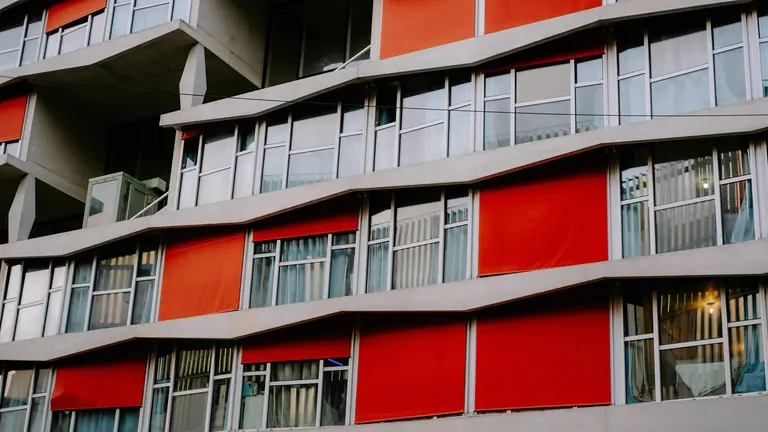 Imagen exterior de un edificio. MATHIAS REDING - PEXELS