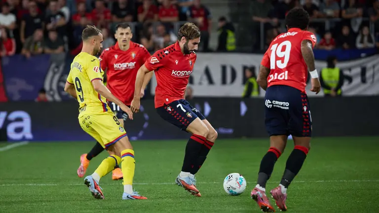 Borja Mayoral (9. Getafe CF), Jon Moncayola (7. CA Osasuna) y Valentin Rosier (19. CA Osasuna) durante el partido de La Liga EA Sports entre CA Osasuna y Getafe CF disputado en el estadio de El Sadar en Pamplona. IÑIGO ALZUGARAY