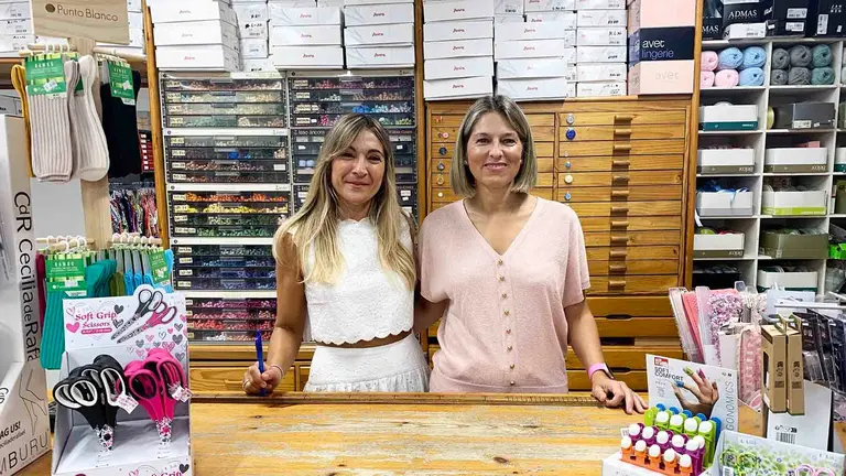 Sheila y Laura en la mercería Rise, situada en la calle Cuatro esquinas de Tafalla. Navarra.com