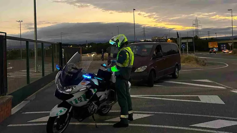 Un agente de la Guardia Civil tramitando la correspondiente denuncia en la A-68, cerca de Tudela. GUARDIA CIVIL