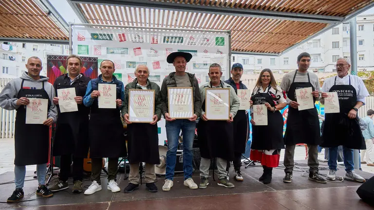 Fiesta de la Txistorra en el barrio de La Milagrosa de Pamplona con la entrega de los premios del XIX Concurso Navarro de Txistorra. IÑIGO ALZUGARAY