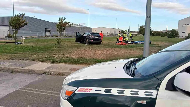 El coche siniestrado sobre la rotonda en el polígono de Tafalla. GUARDIA CIVIL