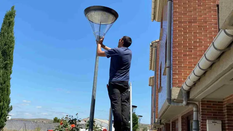 Un operario cambiondo una de las luminarias en Marcilla. AYUNTAMIENTO DE MARCILLA