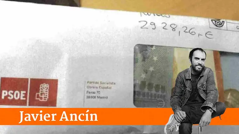 Sobre lleno de billetes con el anagrama del PSOE.