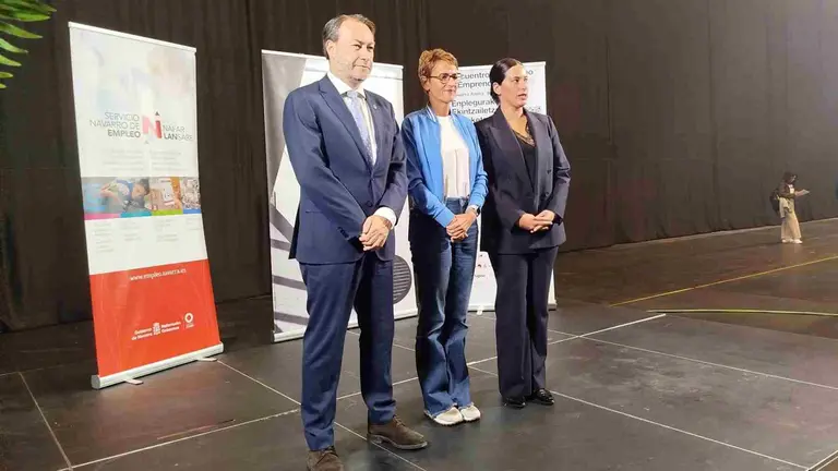María Chivite junto al rector de la UPNA, Ramón Gonzalo, y la directora gerente de la Fundación Universidad Sociedad de la UPNA, Iosune Pascual en la apertura del XVIII Encuentro de Empleo y Emprendimiento de la UPNA. EUROPA PRESS