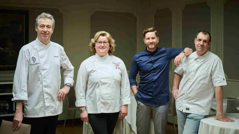 Los chefs Javier Díaz (Alhambra), Andrés Conde (La ideal
Mar), Yolanda Sahún (Oveja Negra) y Leandro Gil (Zurita Barra y Mantel) cocinarán una cena solidaria para ayudar a los niños y mujeres enfermos de Sida en Mozambique. FUNDACIÓN VICENTE FERRER