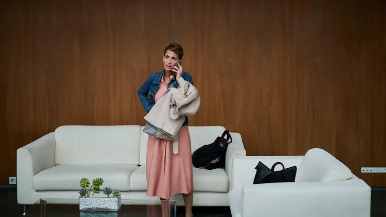 María Chivite, presidenta del Gobierno de Navarra, habla por el móvil minutos antes de comenzar el Pleno del Parlamento de Navarra. PABLO LASAOSA