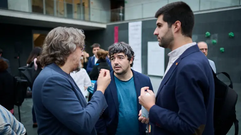 Daniel López, Miguel Garrido y Carlos Guzmán, de Contigo Navarra, hablan minutos antes de comenzar el Pleno del Parlamento de Navarra. PABLO LASAOSA