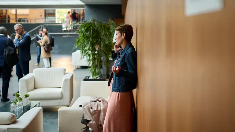 María Chivite, presidenta del Gobierno de Navarra, habla por el móvil minutos antes de comenzar el Pleno del Parlamento de Navarra. PABLO LASAOSA