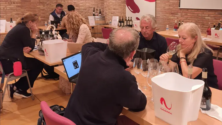 Imagen de profesionales británicos probando vinos de la D.O. Navarra. CEDIDA