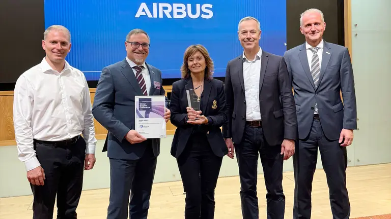 Pierre-Henri Ortiz, vicepresidente de Compras, Sistemas de Fabricación e
Industrialización de Airbus; Juan Albeniz, director general de MTorres; Yolanda Torres,
vicepresidenta de MTorres; Charles Huguet, vicepresidente Senior y Compras
Generales de Airbus; y Olaf Rüscher, director comercial de la División Aeroespacial de
MTorres. CEDIDA