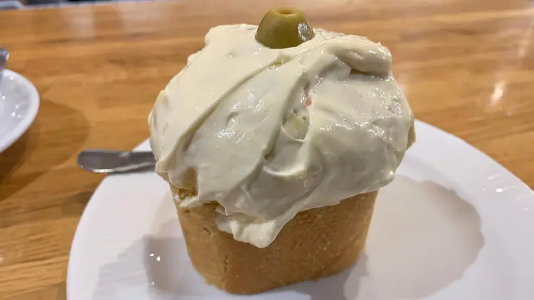 El pincho de ensaladilla rusa en el bar Danubio de Pamplona. Navarra.com
