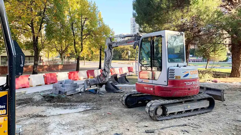 Obras del nuevo carril bici en la Plaza de los Fueros de Pamplona. Navarra.com