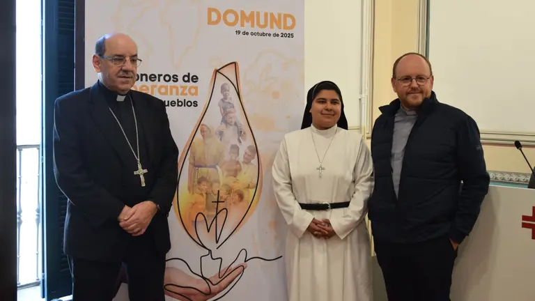 El arzobispo de Pamplona, monseñor Florencio Roselló
Avellanas, la hermana Gloria Guadalupe
Hernández, esclava misionera de Jesús y el delegado de misiones y director de Obras Misionales
Pontificias en Navarra, Óscar Azcona Muneta. CEDIDA