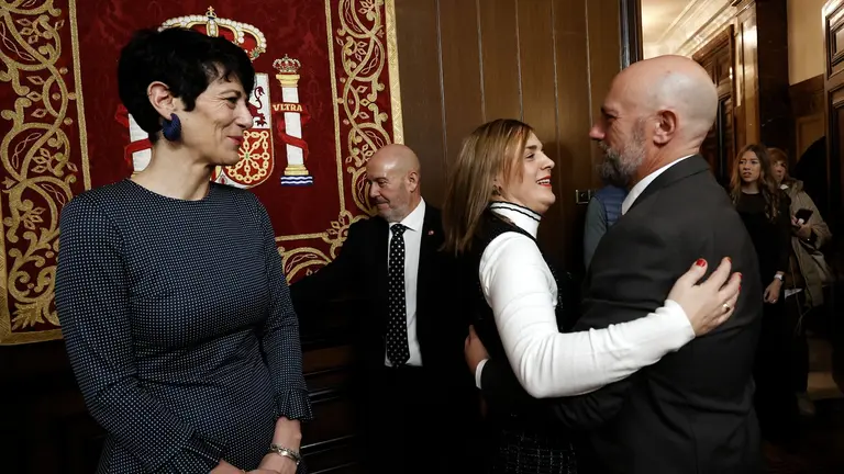 GRAFCAV7348. PAMPLONA, 22/12/2023.- La nueva delegada del Gobierno en Navarra, Alicia Echeverría (c), ha apelado "a la convivencia y al respeto" en el debate de la nueva legislatura, en la que representará a un gobierno "que ha sido emanado de la soberanía popular a través de las urnas" y que ha contado con "el respaldo mayoritario de los representantes elegidos por la ciudadanía". Lo ha dicho tras prometer su cargo ante las principales autoridades de Navarra, encabezadas por la presidenta foral, María Chivite, en presencia de la ministra de Inclusión, Seguridad Social y Migraciones, la navarra Elma Saiz (i), y su antecesor en el cargo José Luis Arasti (d). EFE/ Jesús Diges