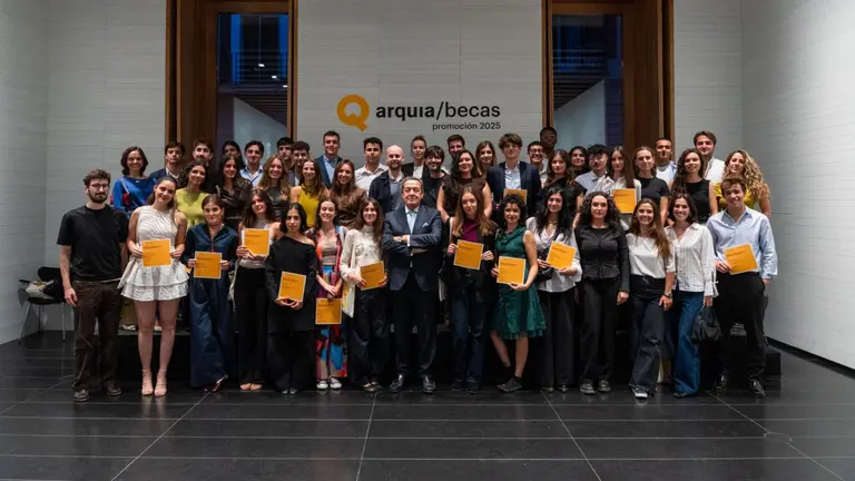 Fotografía de familia de los adjudicatarios de la Beca Arquia. CEDIDA
