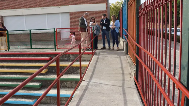 El alcalde de Tudela, Alejandro Toquero, visita uno de los colegios reformados. AYUNTAMIENTO DE TUDELA