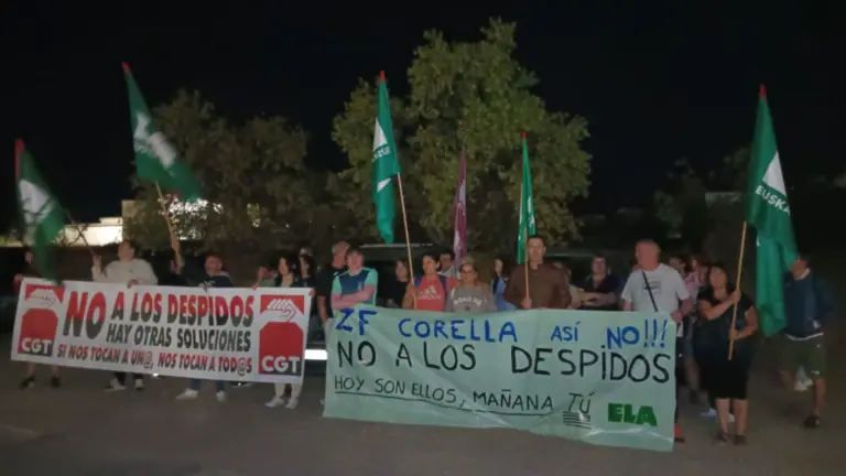 Concentración de sindicatos y empleados de ZF en Corella por los despidos. CEDIDA